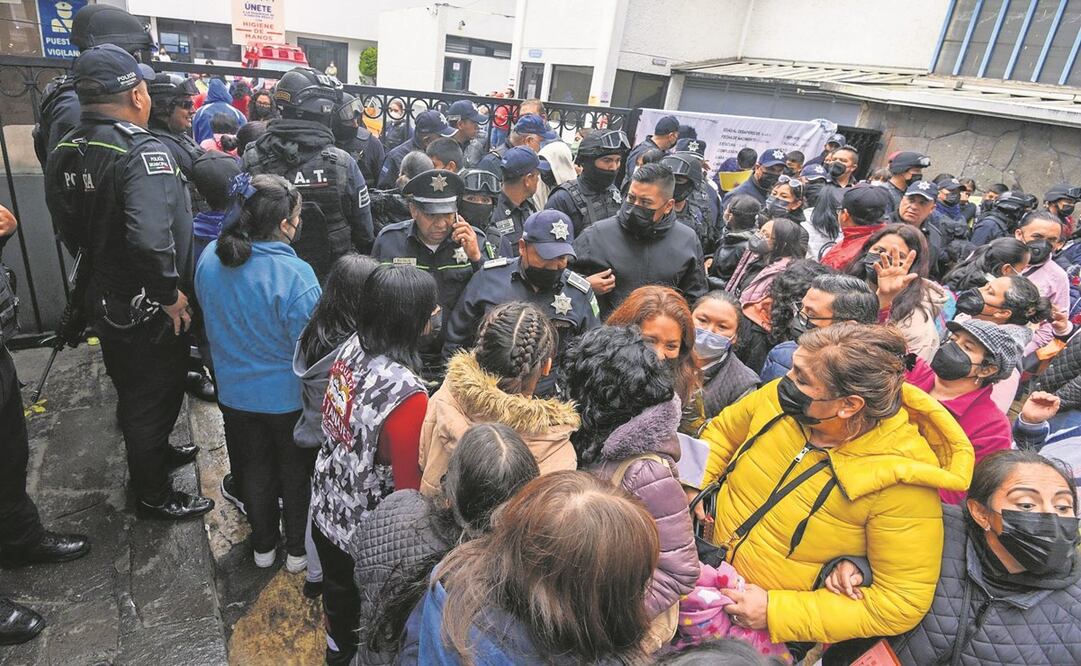 Caos y molestia de padres de familia y menores de edad que acudieron al Hospital del Niño a vacunarse contra Covid-19 se observaron, al esperar horas y no alcanzar dosis. Foto: Crisanta Espinosa/ CUARTOSCURO.