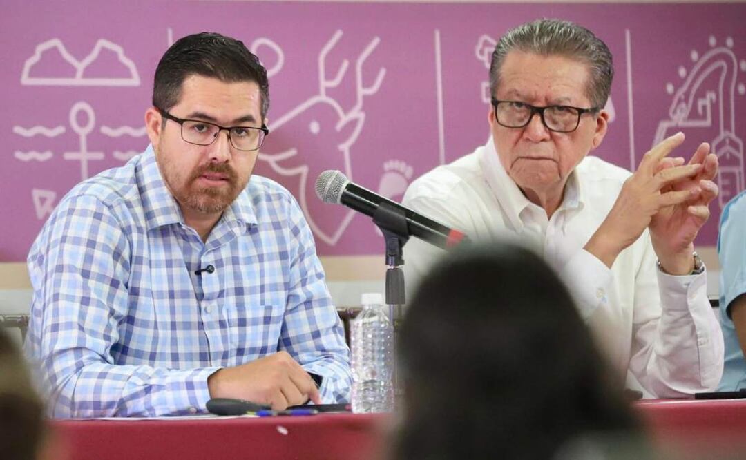 Secretario de Salud en Sinaloa, Cuitláhuac González Galindo (izquierda), junto al Secretario General de Gobierno, Feliciano Castro Meléndrez (derecha) (09/07/2025). Foto: Especial
