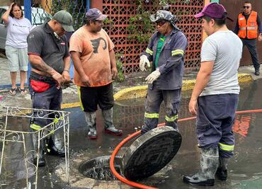 Lluvia afecta viviendas en alcaldía Iztacalco; realizan trabajos de desazolve para mitigar inundaciones