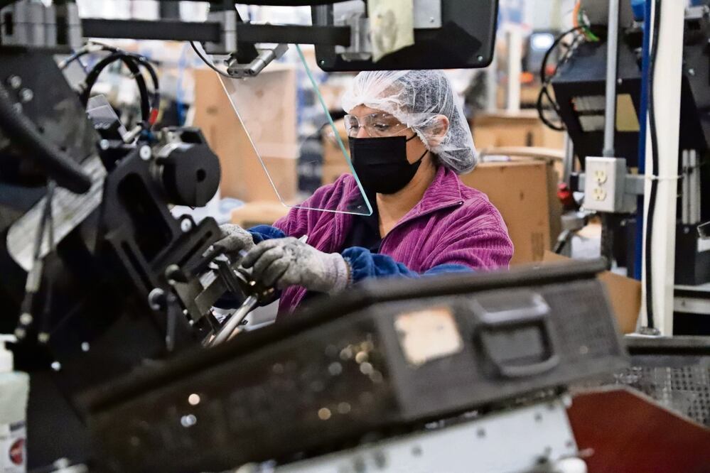 El mercado de cambios respondió a la medida ordenada por la Secretaría de Hacienda e instrumentada por el Banco de México (Banxico), de una manera en que el peso se depreció. Foto: Especial