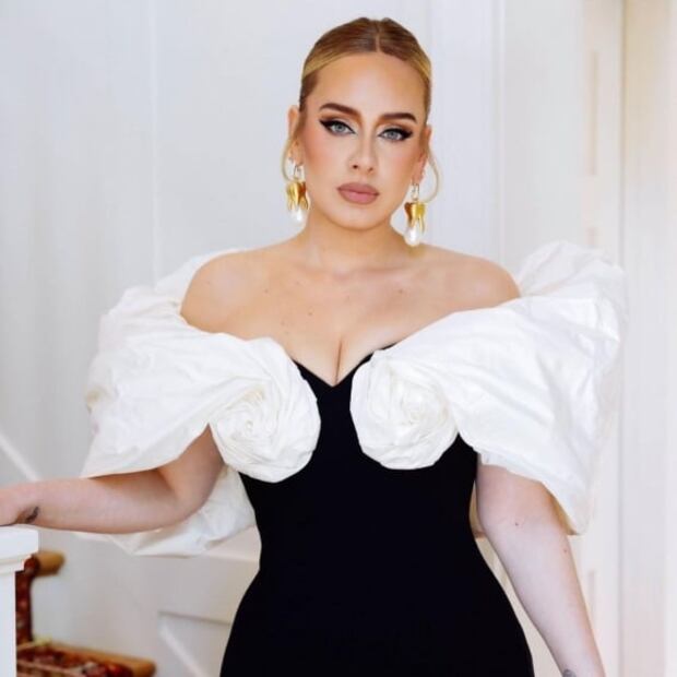 Adele posa sonriente con su nuevo amor, él es el hombre que le robó el corazón