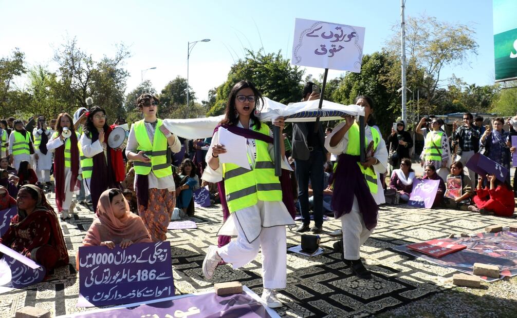 Las mujeres participan en una Marcha Aurat celebrada para conmemorar el Día Internacional de la Mujer en Islamabad, Pakistán, el 8 de marzo de 2025. Foto: EFE