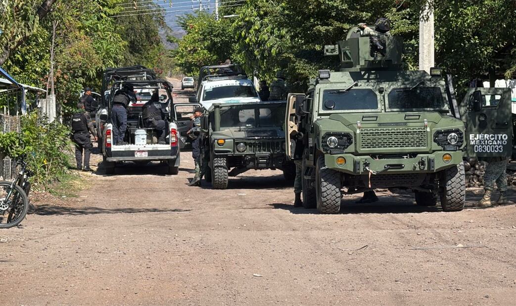 Habitantes de comunidades rurales de Apatzingán y Buenavista retornan a sus casas al ver la presencia de fuerzas estatales y federales. Foto: Carlos Arrieta/EL UNIVERSAL