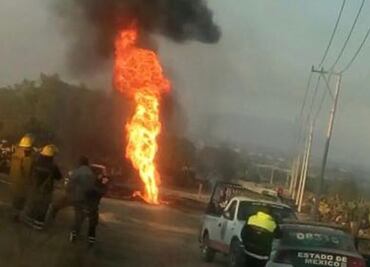 Se incendia toma clandestina sobre ducto de Pemex en Axapusco, Edomex