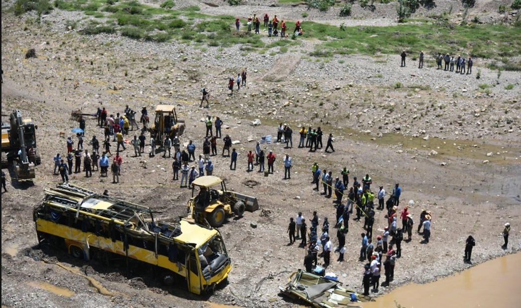 Un autobús de pasajeros de la línea Oro volcó esta madrugada sobre la carretera Tulcingo-Tlapa y cayó al río Tlapaneco del municipio de Alpoyeca, Guerrero, el 4 de julio de 2025. Foto: Salvador Cisneros/EL UNIVERSAL