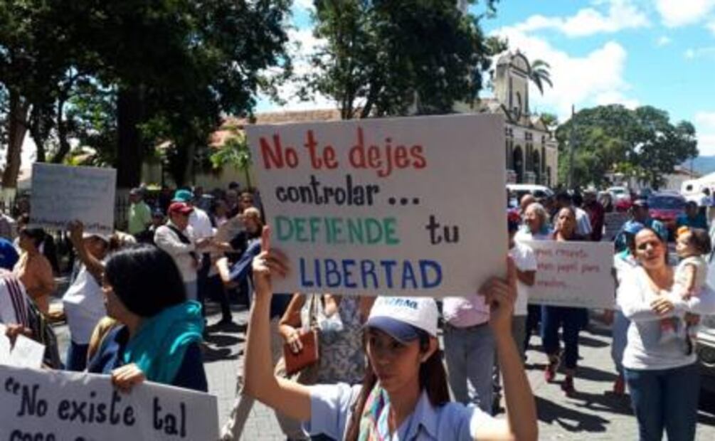 Marchan periodistas en Venezuela por cierre de medios tras reformas de Maduro