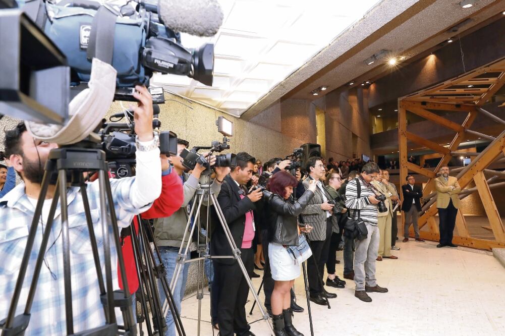 Reporteros de la fuente cultural, con herramientas tecnológicas, cubrieron la presentación de una obra de Teodoro González de León, el jueves en el Museo Tamayo (JUAN CARLOS REYES. EL UNIVERSAL)