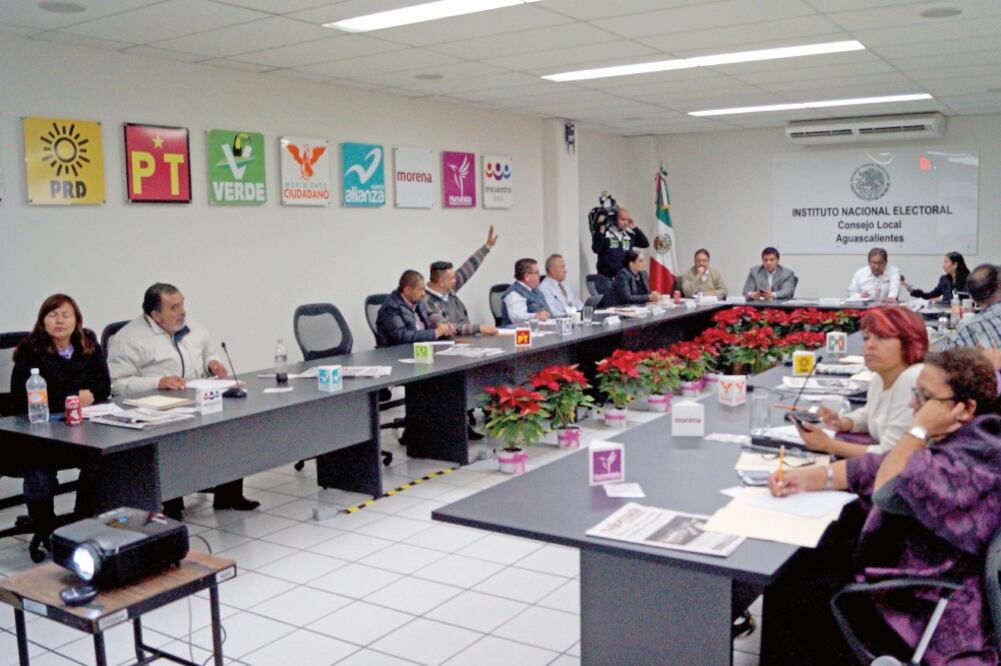 El representante del Partido del Trabajo en la Junta Local del INE precisó que con 4 mil 500 votos en la elección extraodinaria del Distrito 01 de Aguacalientes, el PT asegura el registro legal (XÓCHITL ÁLVAREZ. EL UNIVERSAL)