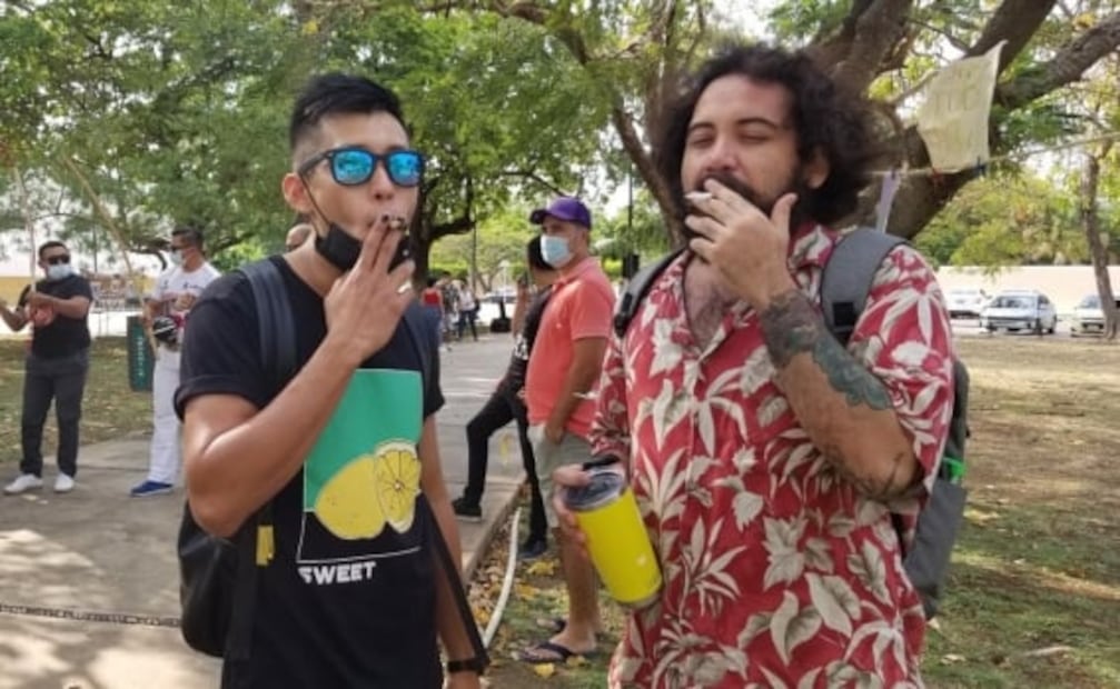 Realizan "fumatón" de marihuana en el Ángel de la Independencia   