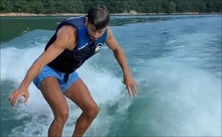 Gerard Piqué practica surf en Barcelona
