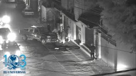 Captan en video a jóvenes arrojando bicicleta a asaltante; policías lo detienen