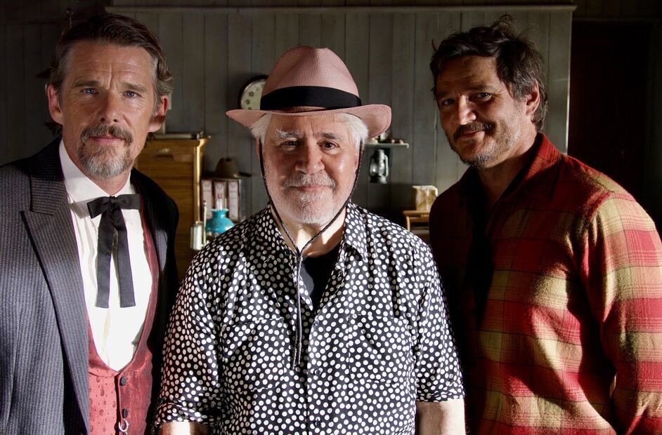 Ethan Hawke, Pedro Almodóvar y Pedro Pascal. Foto: Twitter @FilmUpdates