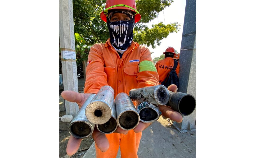 Un obrero de la empresa ICA Fluor muestra los proyectiles de gas lacrimógeno que les fueron lanzados por policías, durante el segundo día de paro de labores. Fotos: Luma López. EL UNIVERSAL