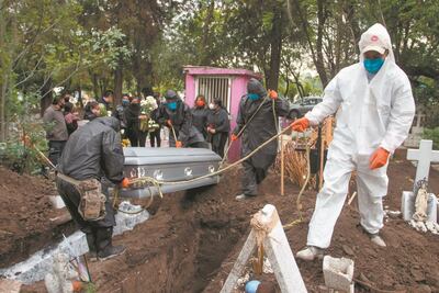 Inhumaciones en tiempos de Covid: saturan crematorios; optan por sepulturas