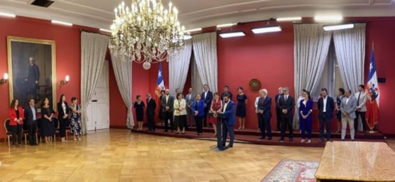 Boric renueva gabinete para "mejorar su gestión" a un año en el poder en Chile