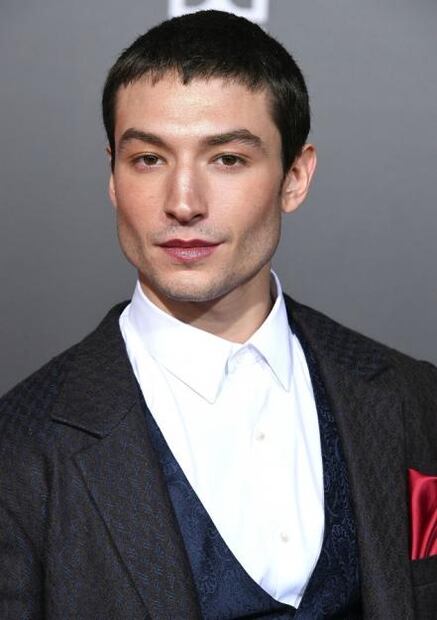 Ezra Miller se maquilla para alfombra roja y no sabemos cómo reaccionar