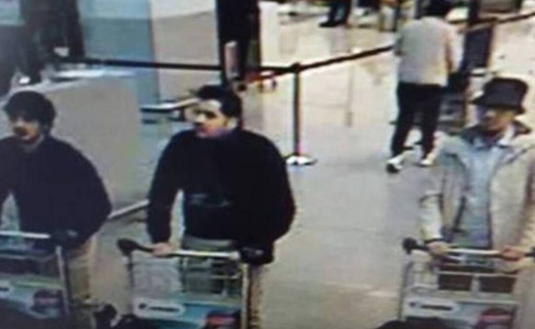 Foto difundida por la policía belga muestra a los posibles participantes del atentado en Bruselas (AP)