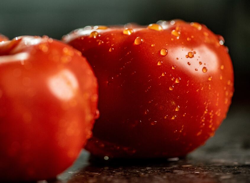 La humedad favorece la aparición de hongos en los tomates y acelera su deterioro. Foto: Freepik