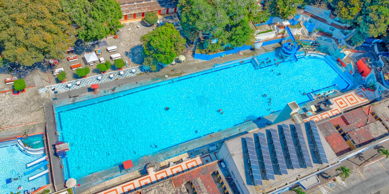 Vista panorámica de la alberca principal del balneario Agua Hedionda, con agua 100% de manantial. Foto: Sitio Web Balneario Agua Hedionda