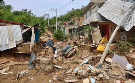Damnificados por huracán “John” en Acapulco protestan por falta de apoyos; bloquean boulevard de Las Naciones