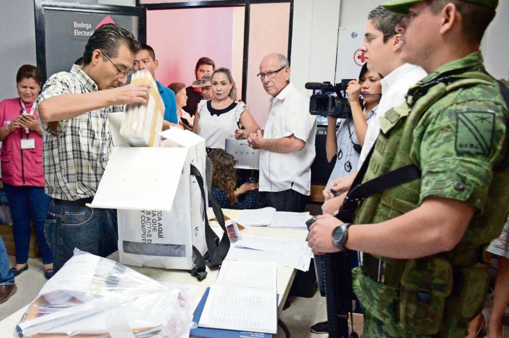 El acompañamiento de las Fuerzas Armadas fue decisivo para que se instalaran casi la totalidad de las 156 mil casillas previstas a nivel nacional, aseguró el presidente Enrique Peña Nieto. (ARCHIVO EL UNIVERSAL)