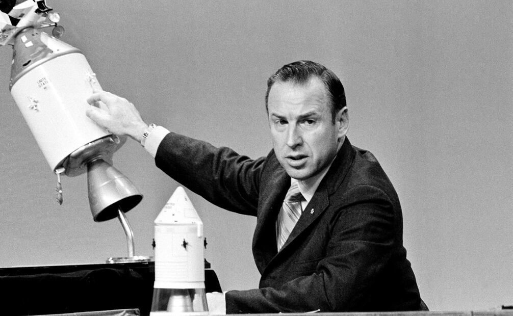 El comandante del Apolo 13, James A. Lovell, habla durante una conferencia de prensa televisada en el Centro de Naves Espaciales Tripuladas en Houston, Texas, el 21 de abril de 1970, señalando el lugar en el módulo de servicio donde una explosión arrancó un panel. Foto: AP