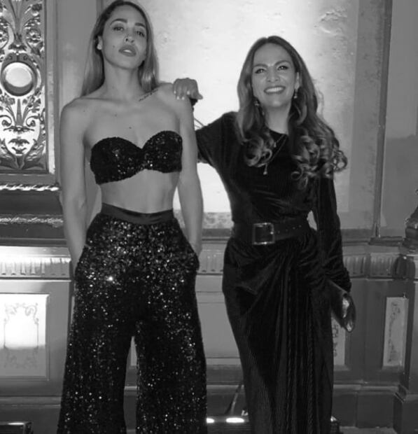 Fabiola Campomanes y su hija en pantalones de piel parecen gemelas