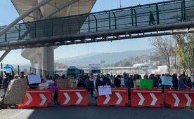 Bloqueo en la México-Cuernavaca colapsa salida por vacaciones de Semana Santa; manifestantes exigen restablecimiento del servicio de agua potable
