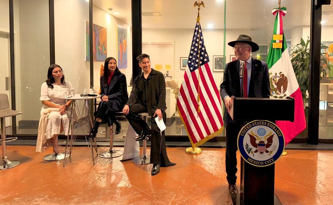 Ken Salazar, embajador de Estados Unidos en México, celebró el arte chicano en su residencia. Foto: Especial