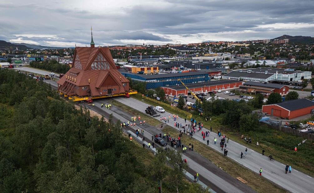 Una emblemática iglesia de madera roja llegó el miércoles a su nuevo hogar en la ciudad ártica de Kiruna, en Suecia, tras un traslado de dos días debido a la ampliación de la mina subterránea más grande de Europa. Foto: AFP