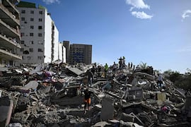 Venezolanos buscan sobrevivientes entre los escombros de un edificio que colapsó en Catia La Mar, en el estado de La Guaira state, al oeste de Venezuela. FOTO: FEDERICO PARRA. AFP