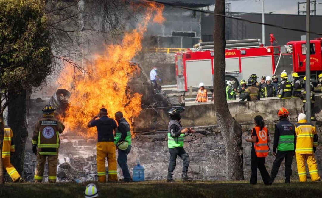 La tarde del miércoles, un camión cisterna con capacidad de 49 mil 500 litros volcó y explotó en la Calzada Ignacio Zaragoza, a la altura del Puente de la Concordia, en la alcaldía Iztapalapa, al este de Ciudad de México. Foto: Luis Camacho/ EL UNIVERSAL