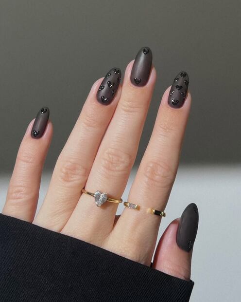 Un contraste de acabados en el mismo color. Foto: Instagram @heygreatnails