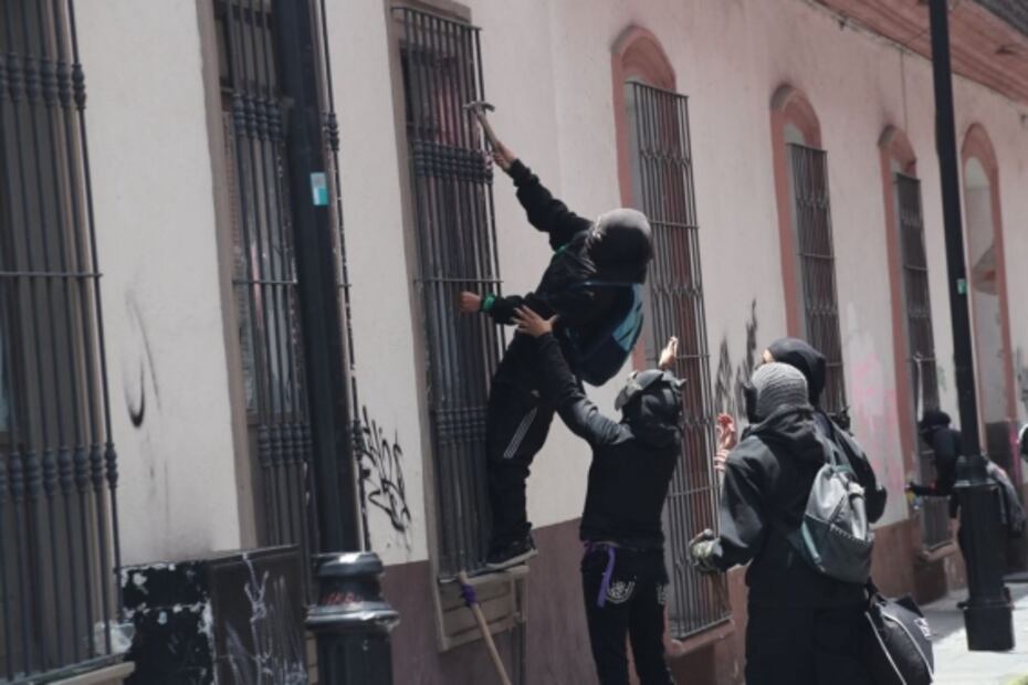 Comerciantes en Toluca bajan cortinas por destrozos en marcha feminista 