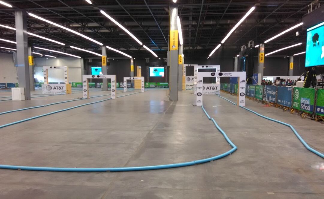 La Jaula de Drones, cuenta con un dron que combina una cámara, la cual es capaz de transmitir imagen en tiempo real a tres pantallas