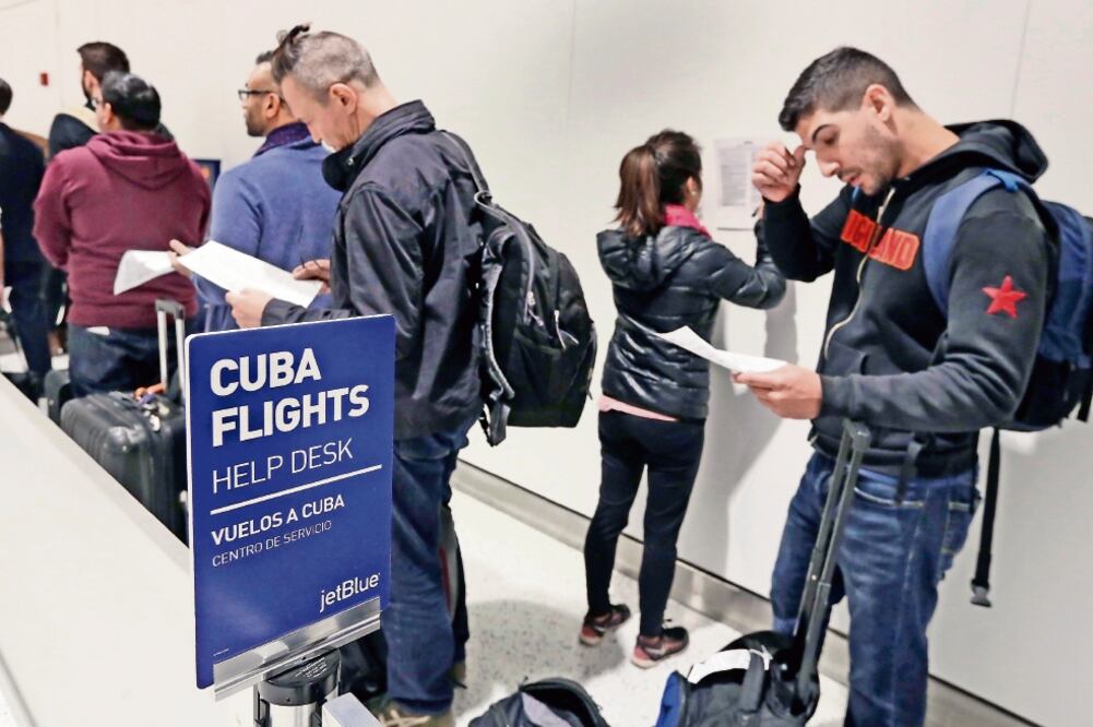 Pasajeros, mientras esperan el vuelo inaugural de JetBlue desde el Aeropuerto Internacional John F. Kennedy, de Nueva York, a La Habana. (FOTO: RICHARD DREW. AP)