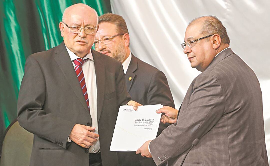 El titular de la ASF (izq.) deberá aclarar en San Lázaro los errores en la Cuenta Pública 2019. Foto: ARCHIVO EL UNIVERSAL