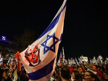 Familiares de rehenes irrumpen en Parlamento israelí y arrojan pintura amarilla en protesta