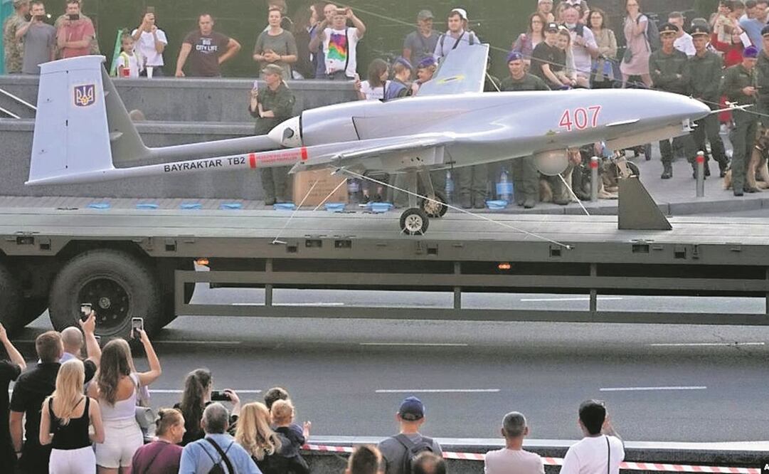 Un dron Bayraktar TB2 de fabricación turca, durante un ensayo de un desfile militar dedicado al Día de la Independencia en Kiev, en agosto de 2021. Foto: Archivo/ AP.