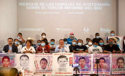 Padres de los 43 normalistas piden abrir investigación contra Ejército y Marina por ocultar información