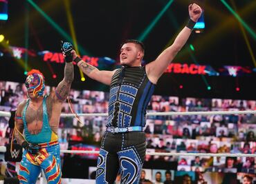 Rey Mysterio y Dominik se vengan y por fin vencen a Seth Rollins