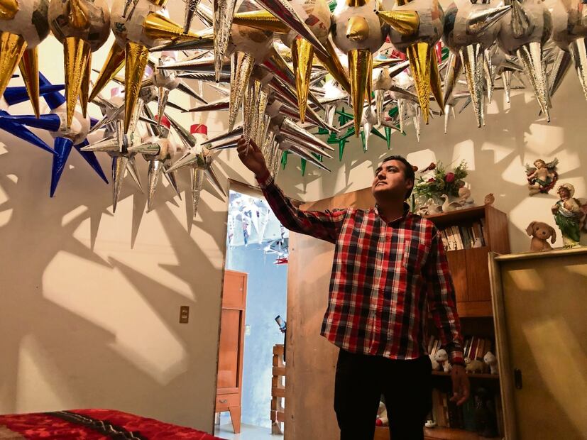 En las casas y talleres familiares ya hay cientos de
piñatas almacenadas para la época decembrina. Foto: Atenea Campuzano