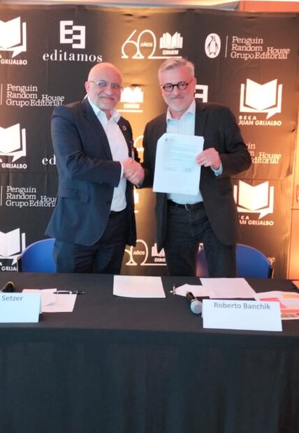 Roberto Banchik, director general de Penguin Random House Grupo Editorial, quien junto con Hugo Setzer, presidente de la Cámara Nacional de la Industria Editorial Mexicana (Caniem) firmaron el convenio. Foto: Caniem.