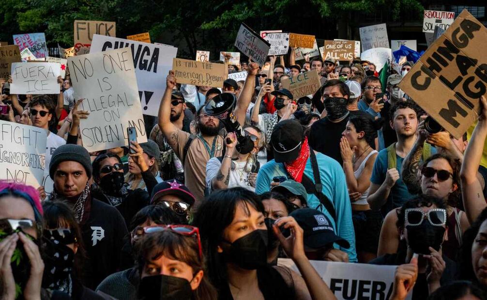 La gente se congrega frente al Edificio Federal J.J. Pickle durante la manifestación "ICE Fuera de Austin" el 9 de junio de 2025 en Austin, Texas. La gente se reunió durante una protesta de emergencia contra las redadas y deportaciones del Servicio de Inmigración y Control de Aduanas (ICE) en Los Ángeles. Se prevén manifestaciones a nivel nacional en solidaridad con Los Ángeles esta semana, mientras el presidente Donald Trump continúa los preparativos para enviar agentes policiales adicionales para apoyar las redadas del ICE en California. Foto: AFP