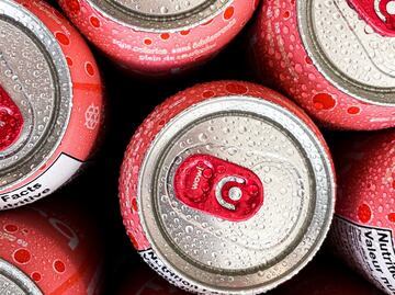 Por qué debes lavar una lata antes de beber o comer de ella