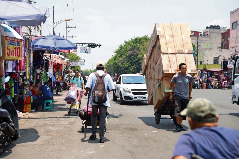 El grupo de El Trompas pide 70 pesos a la semana a los cargadores, que
deben pagar todos los viernes en la puerta 2 del mercado Foto: Iván Montaño 