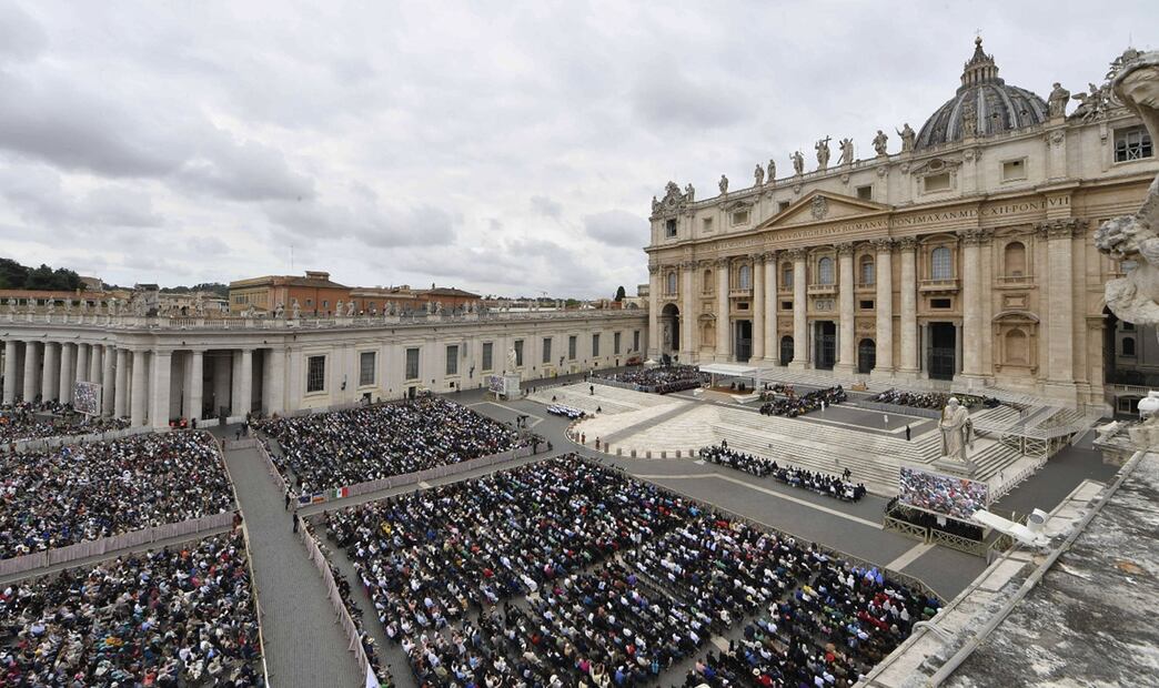 Imagen general de la multitud reunida en la Plaza de San Pedro, en El Vaticano, durante la primera Audiencia General del papa León XIV, el 21 de mayo de 2025. Foto: EFE