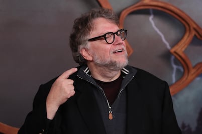 Guillermo del Toro consiente a sus fans mexicanos; el cineasta repartió fotos, firmas y hasta abrazos