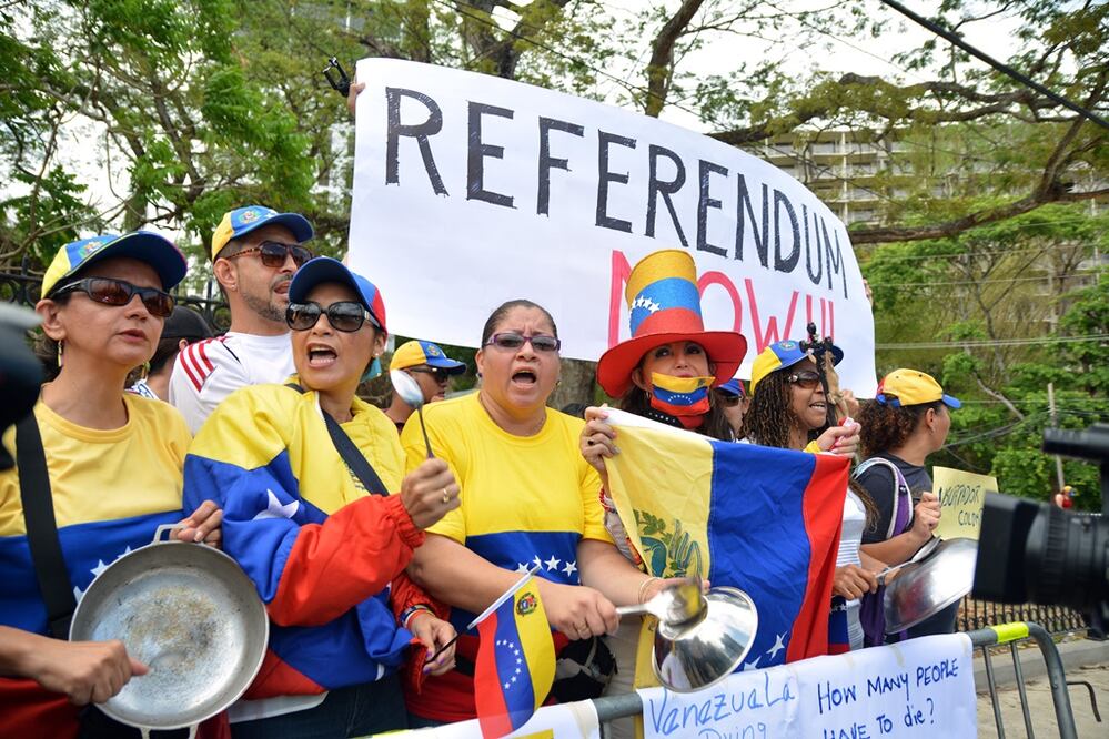 Miembros de la comunidad musulmana y venezolanos que residen en Trinidad y Tobago protestaron a las afueras del Centro Diplomático la mañana de este lunes con motivo de la visita del presidente de Venezuela, Nicolás Maduro, a la isla