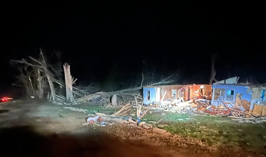 Imagen de unas casas dañadas muestran los graves daños causados por el clima cerca de Bakersfield, Missouri. Foto: AP